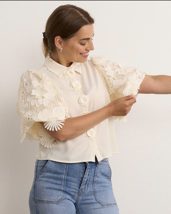 Ellie White S/S Top Cream.          24554Yc - Image 3