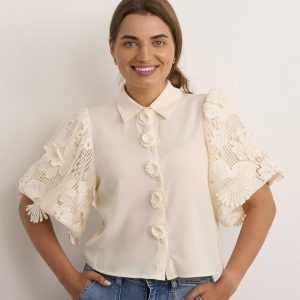 Ellie White S/S Top Cream.          24554Yc