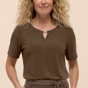 Bianca Sia Plain S/S Band Top Chocolate.         76104